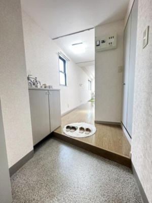 【展望】 | 仲町台スズキB・L・D | 玄関から室内への景観です！右手にユニットバス、正面に洋室10帖のお部屋があります★