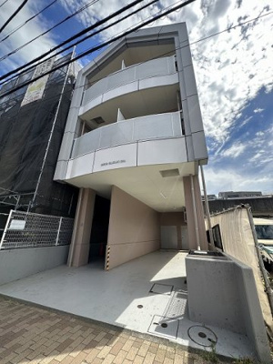 【外観】 | 仲町台スズキB・L・D | ブルーライン「仲町台」駅まで徒歩1分！便利な立地の3階建てマンションです♪駅近のお部屋をお探しの方におすすめ♪