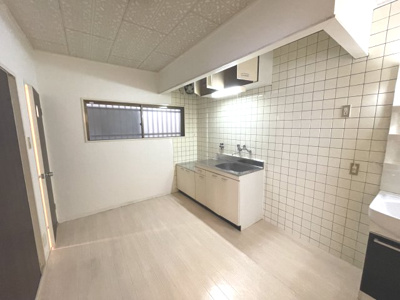 【居間・リビング】 | サンライフ菅原 | こちらのリビングで趣味の時間をお楽しみください