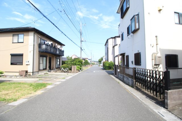 東松山市美原町　建築条件なし売地　東武東上線『東松山駅』徒歩22分　【市ノ川小学区】の前面道路含む現地写真