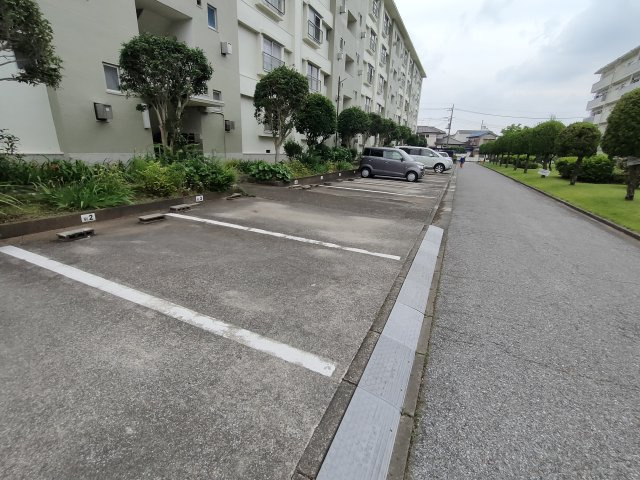 南平野住宅13号棟の駐車場|駐車場があるので、車を買う予定の方も安心です