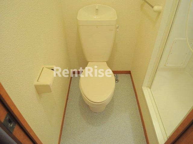 レオパレスフローラのトイレ|大きな棚付きのトイレです。