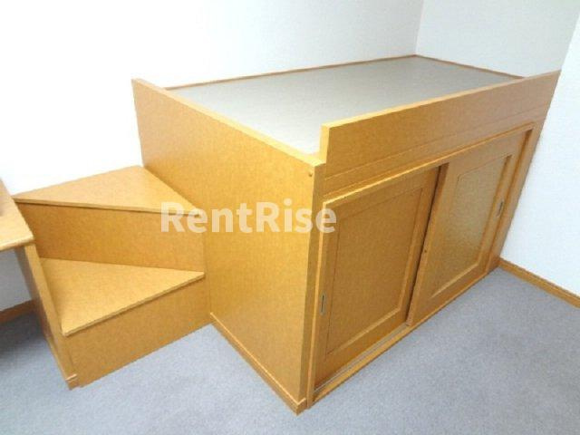 レオパレスフローラの収納|ベッド下に大型の収納があります。