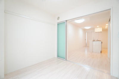 【洋室】 | イルミナーレ | ※同物件・反転タイプの写真です。