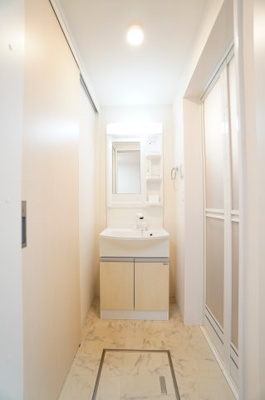 【洗面所】 | イルミナーレ | ※同物件・反転タイプの写真です。


