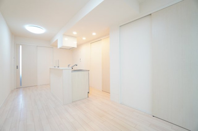 【居間・リビング】 | イルミナーレ | ※同物件・反転タイプの写真です。