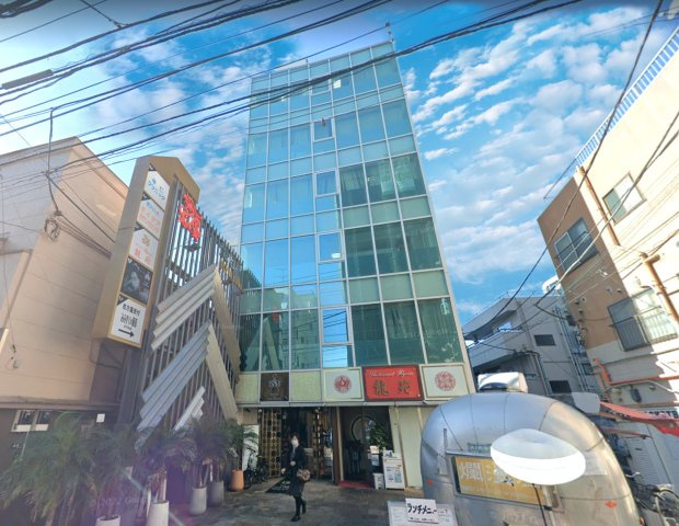 龍ビルの外観