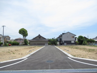 【前面道路含む現地写真】 | 鈴鹿市長太旭町６丁目　６区画宅地分譲 | 前面道路
