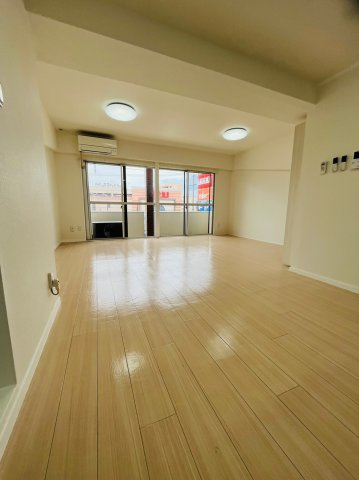 仲介手数料0円！！蜂須賀ビルの居間・リビング