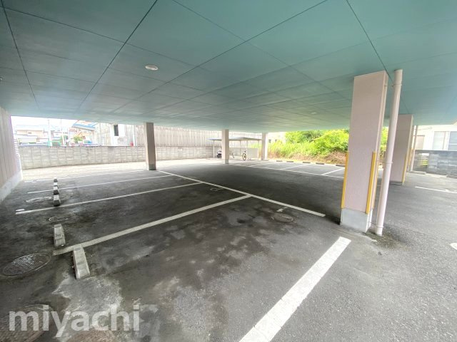 ヴェルセゾン新田IIの駐車場