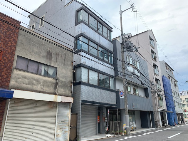 大阪市天王寺区上本町７丁目のビルの外観