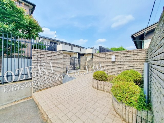 越谷市大間野町5丁目中古住宅のエントランス