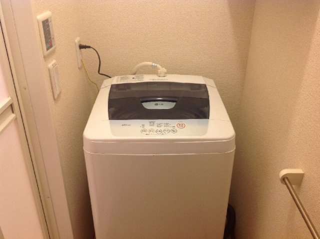 レオパレス六呂丸のエントランス|洗濯機