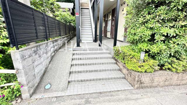レオパレスヴィラージュのエントランス