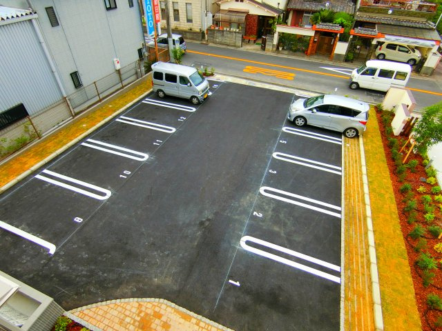 メゾンドール北野田の駐車場