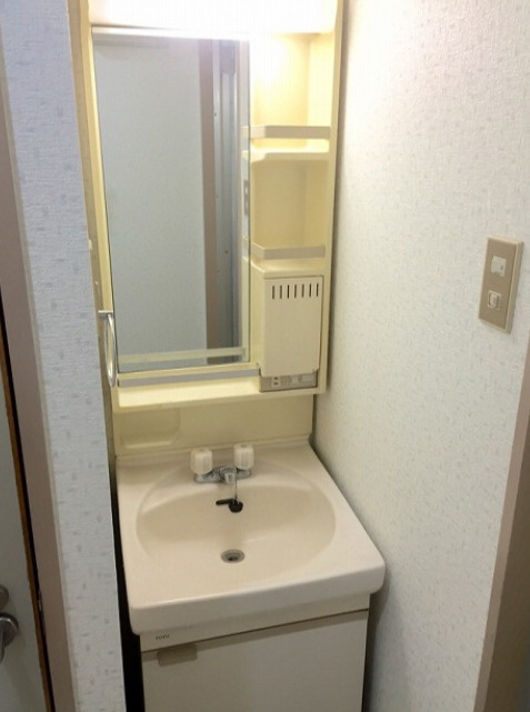 サンライズ荒木駅前の独立洗面台|朝の支度にも助かる、独立の洗髪洗面化粧台