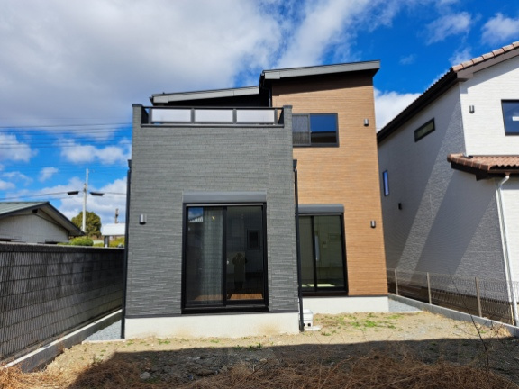 高崎市新町（全2棟）1号棟の外観|ナチュラルで飽きの来ないデザインは流行に左右されない家の形です。外構も綺麗に仕上がっています(^▽^)/
