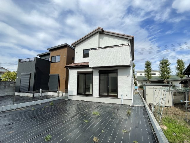 高崎市新町（全2棟）2号棟の外観|ナチュラルで飽きの来ないデザインは流行に左右されない家の形です。外構も綺麗に仕上がっています(^▽^)/
