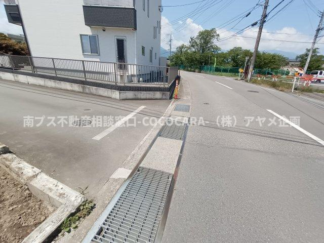 南アルプス市西野　土地　109坪の周辺|前面道路状況　幅員6.9ｍ　交通量少なめ