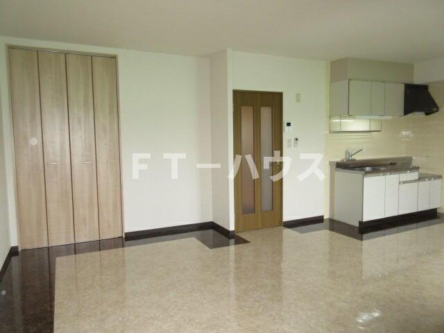 パオ・ヤマニシの居間・リビング