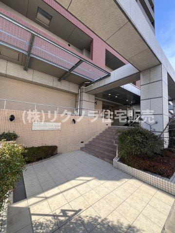 グランアッシュ寝屋川シティマークノースリッジのエントランス|エントランス　スロープ付き
■物件内覧・資金計画相談・住宅ローン相談、リフォーム相談、お問合せ受付中■
※当日・翌日のご内覧、ご相談はお電話でのお問合せがスムーズです！