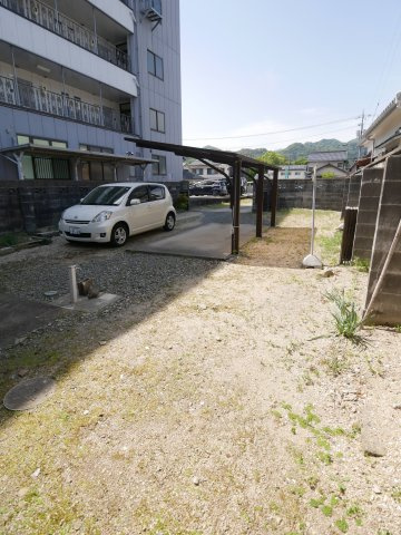 林貸家の駐車場