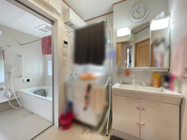 尾張旭市旭台の独立洗面台|三面鏡で朝の身支度もバッチリ☆