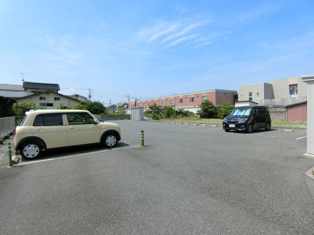 フェリース　サラの駐車場