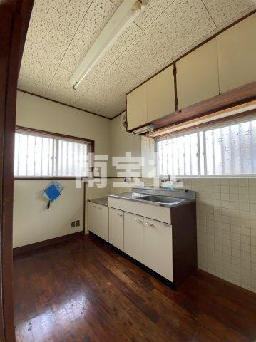 【キッチン】 | ２面に窓があって明るいです