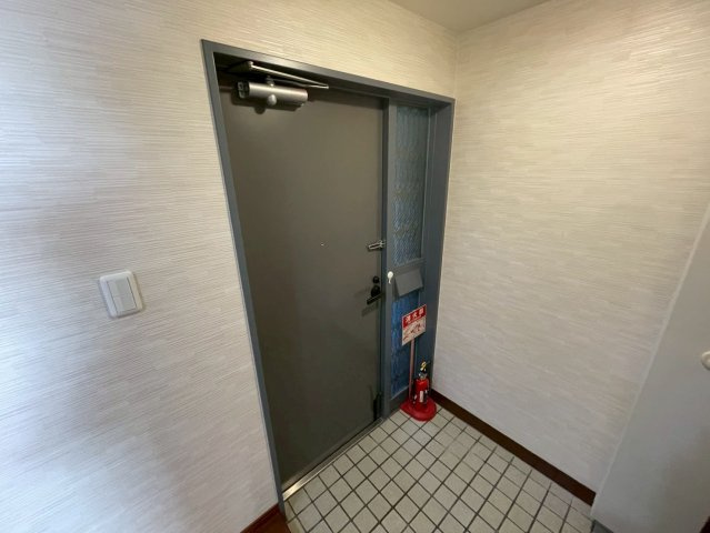 フローラ東御影の玄関