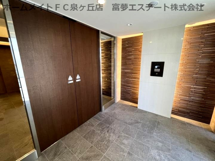 マンションはりげん鳳のエントランス