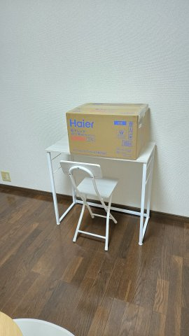 コーポＭのその他|机とテーブル、電子レンジ(新品)