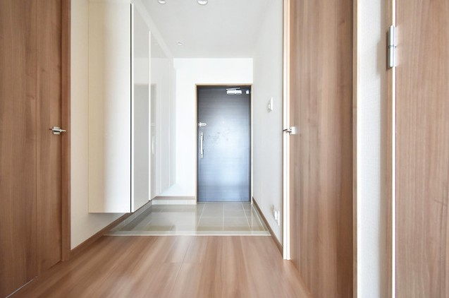 グランディアソラーレ【キャッシュバック対象物件】の玄関|収納もある玄関です