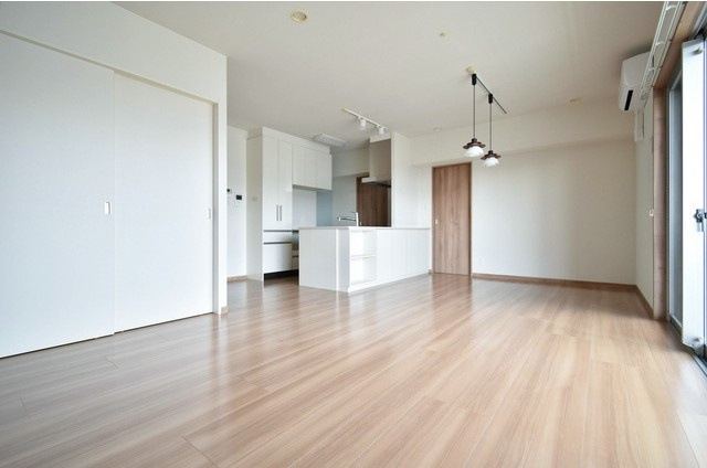 グランディアソラーレ【キャッシュバック対象物件】の居間・リビング|内装は落ち着いています