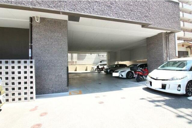 グランディアソラーレ【キャッシュバック対象物件】の駐車場|車をお持ちの方に嬉しい駐車場付きの物件です