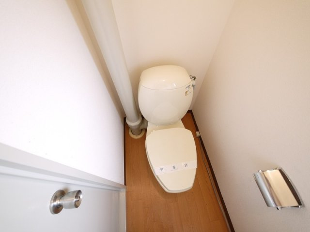 坂田マンションのトイレ|落ち着いた色調のトイレです