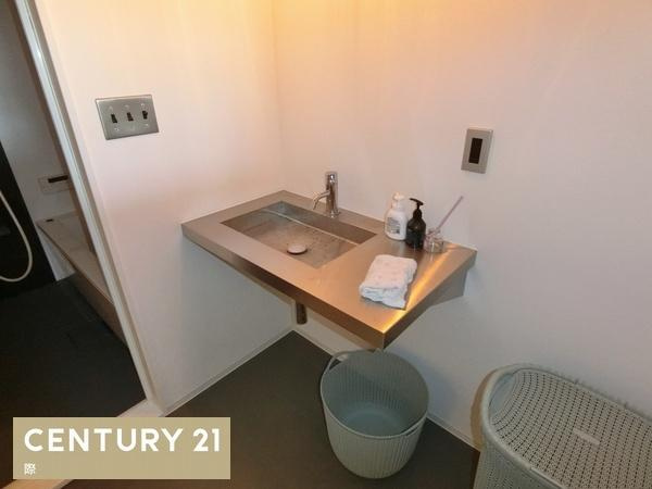 グランドハイツ太陽の独立洗面台|【洗面台】
デザイン性が高いステンレス洗面台です