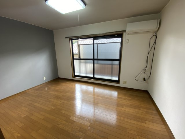 ルイシャトレの洋室|7.5帖の洋室にはエアコンが1台ついています。