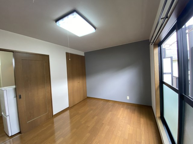 ルイシャトレの洋室|別角度からの洋室内。ブルーのアクセントクロスがポイントです。