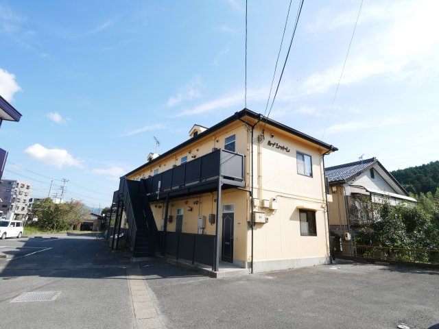 ルイシャトレの外観|クリームイエローの壁が印象的な外観です。