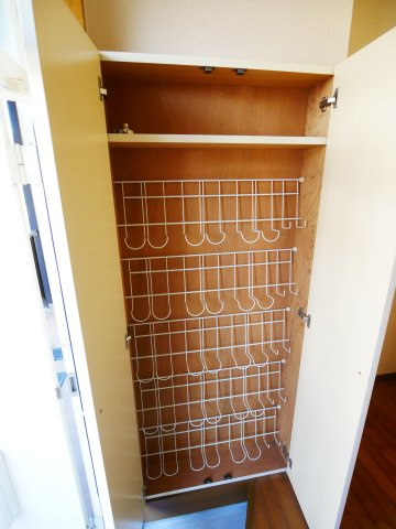 ルイシャトレの収納|シューズボックスは立てかけて収納できるタイプ。