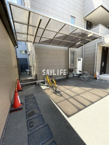 ヘーベル北村のその他共用部分|屋根付き駐輪場で雨に濡れるのを防げます。