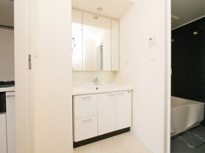 【洗面所】 | アーデンタワー福島ウエスト | 明るい洗面所です