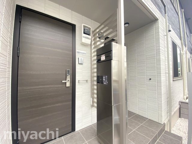 吉野川市鴨島町鴨島のアパートのエントランス