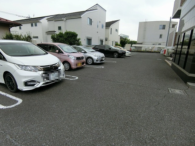 アルモニーの駐車場