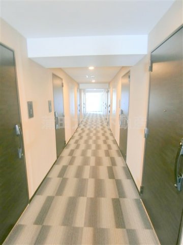 レジディア蒲田Ⅳのその他共用部分|共用廊下南北に居室がありカーペット敷きの内廊下！