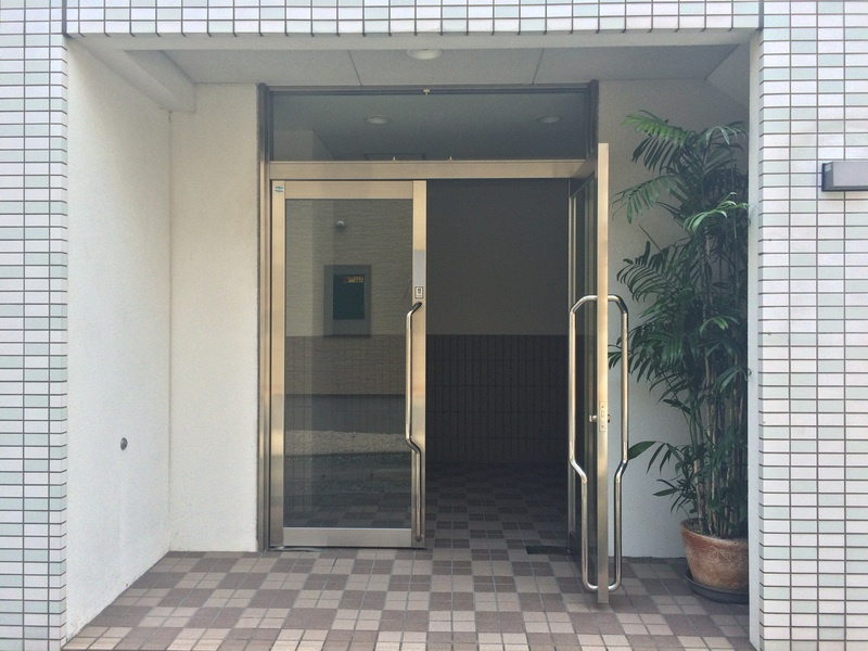 祥栄ビルのエントランス