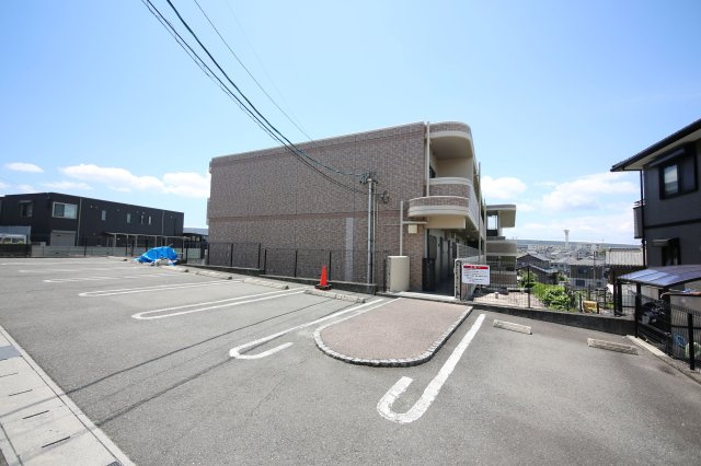 ヒルズ向イ山の駐車場