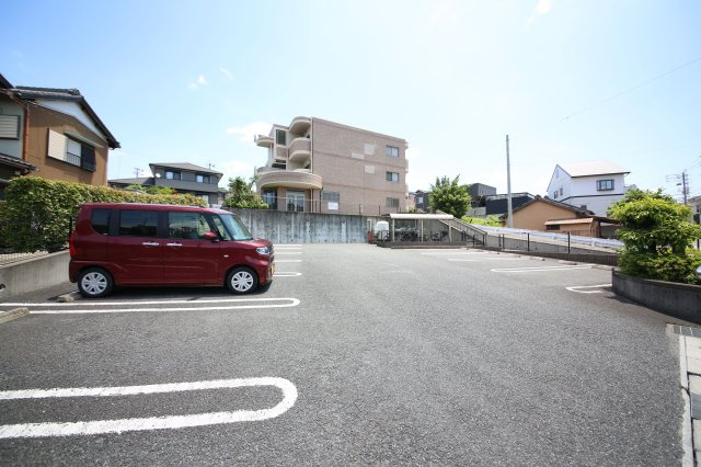 ヒルズ向イ山の駐車場