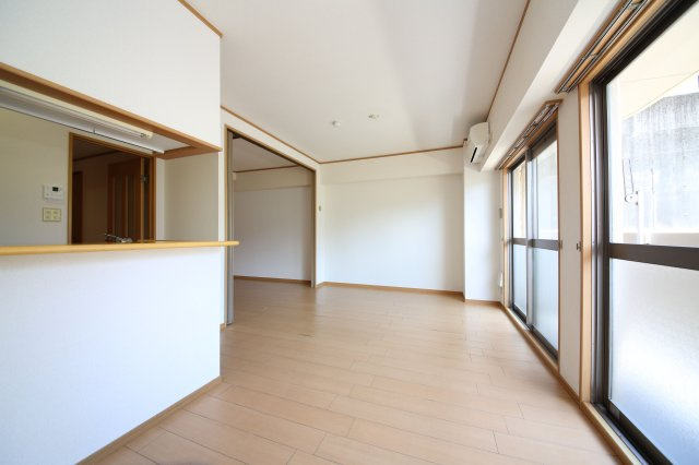 ヒルズ向イ山の居間・リビング